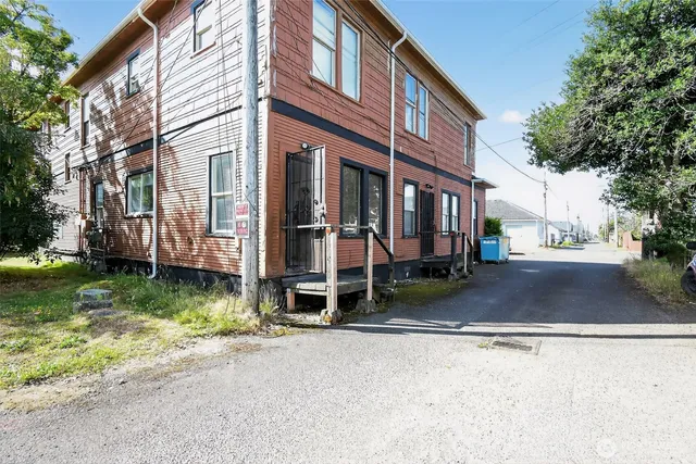a view of a house with a yard