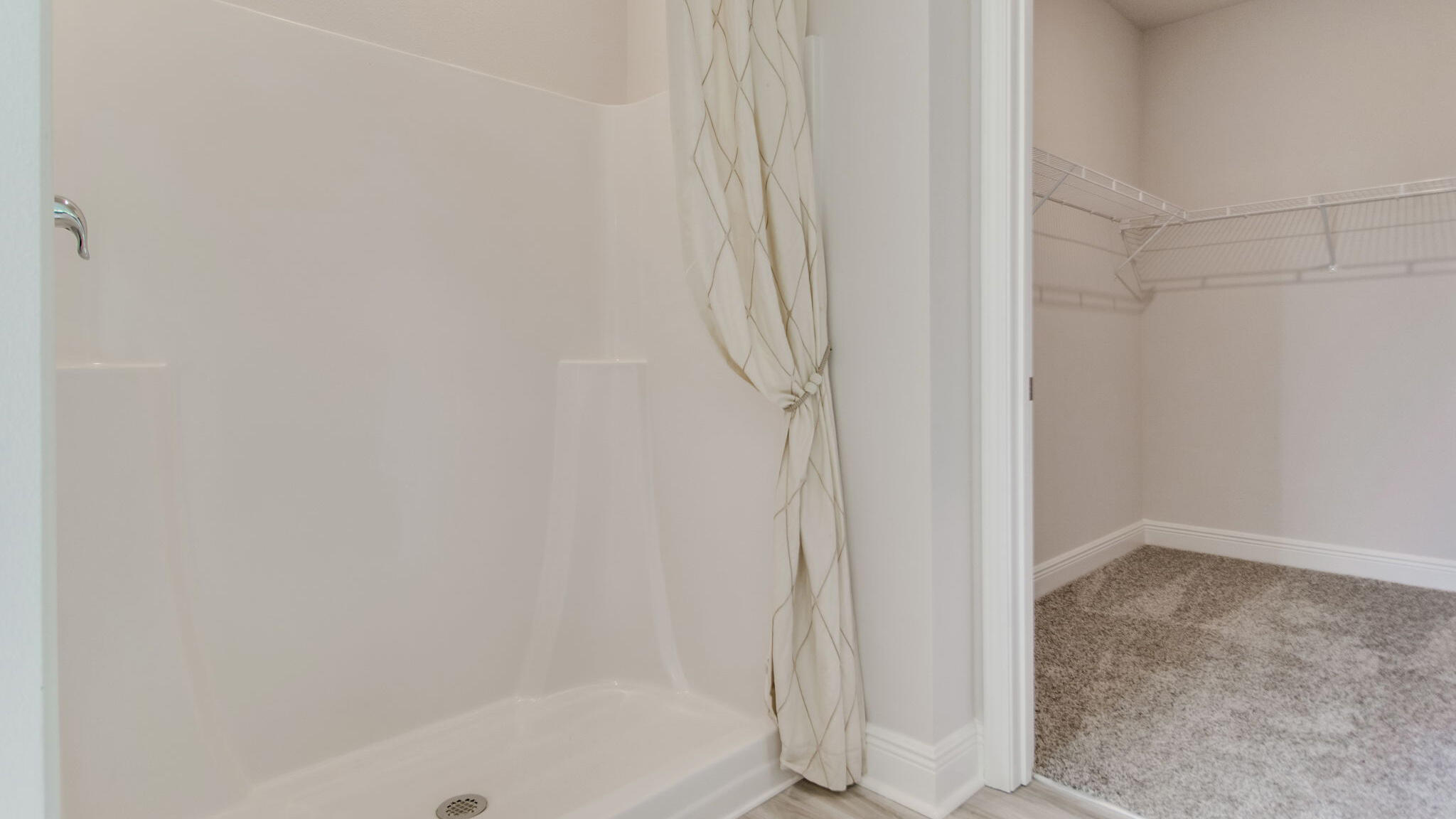 4665 Marine Loop Crestview, FL 32539 - Photo 17 of 37 a bathroom with a bathtub