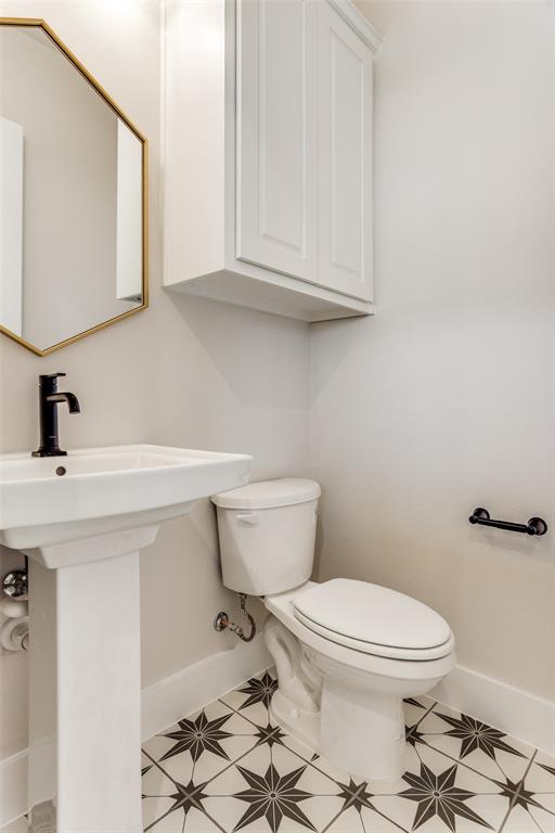 521 Aermotor Loop Weatherford, TX 76085 - Photo 19 of 36 Powder Bath