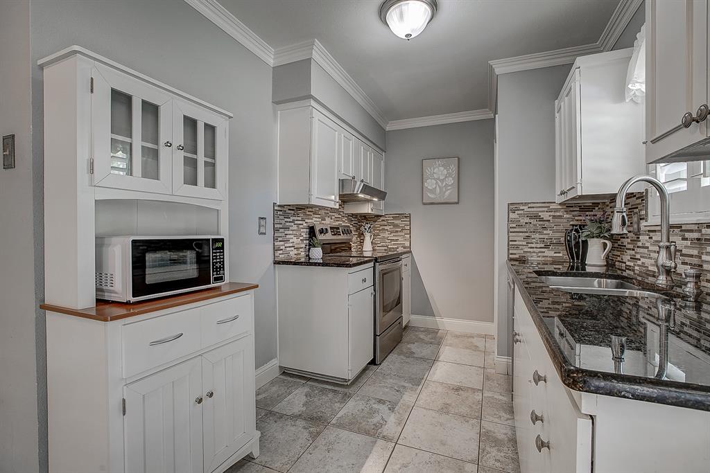 5302 Saddleback Road Garland, TX 75043 - Photo 15 of 31 Updated Kitchen