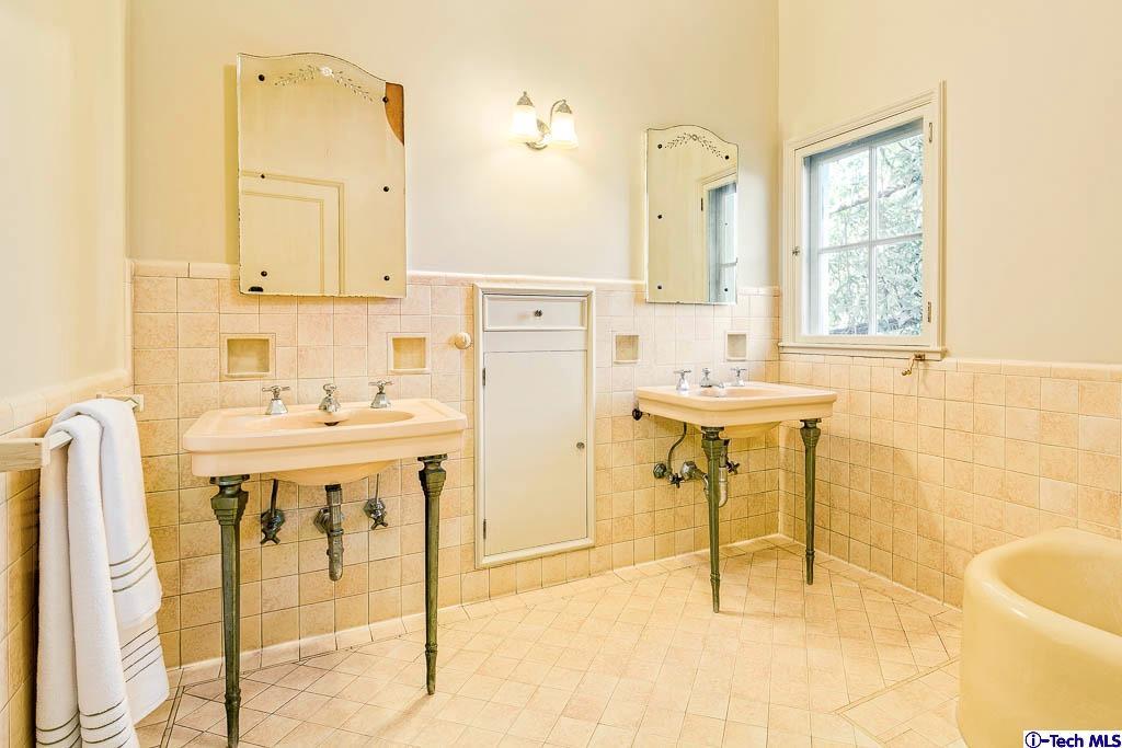 1199 Chateau Road Pasadena, CA 91105 - Photo 21 of 34 a spacious bathroom with a tub sink and mirror