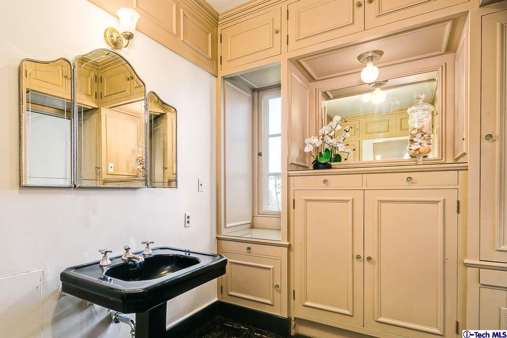 1199 Chateau Road Pasadena, CA 91105 - Photo 23 of 34 a bathroom with a sink and a mirror
