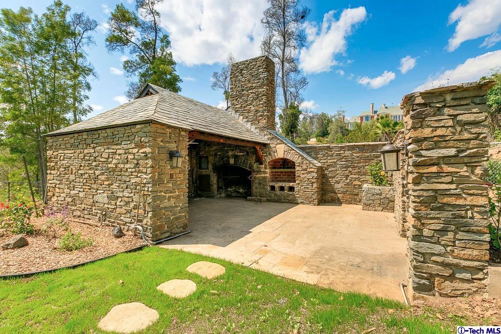 1199 Chateau Road Pasadena, CA 91105 - Photo 33 of 34 a view of a backyard