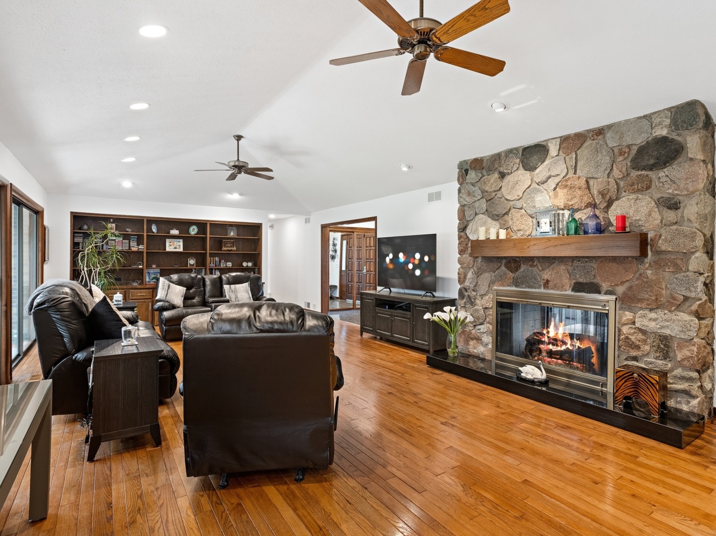 470 East Westleigh Road Lake Forest, IL 60045 - Photo 6 of 28 a living room with furniture and a fireplace