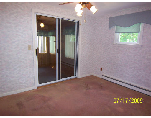 54 Dennis Street Springfield, MA 01118 - Photo 8 of 16
