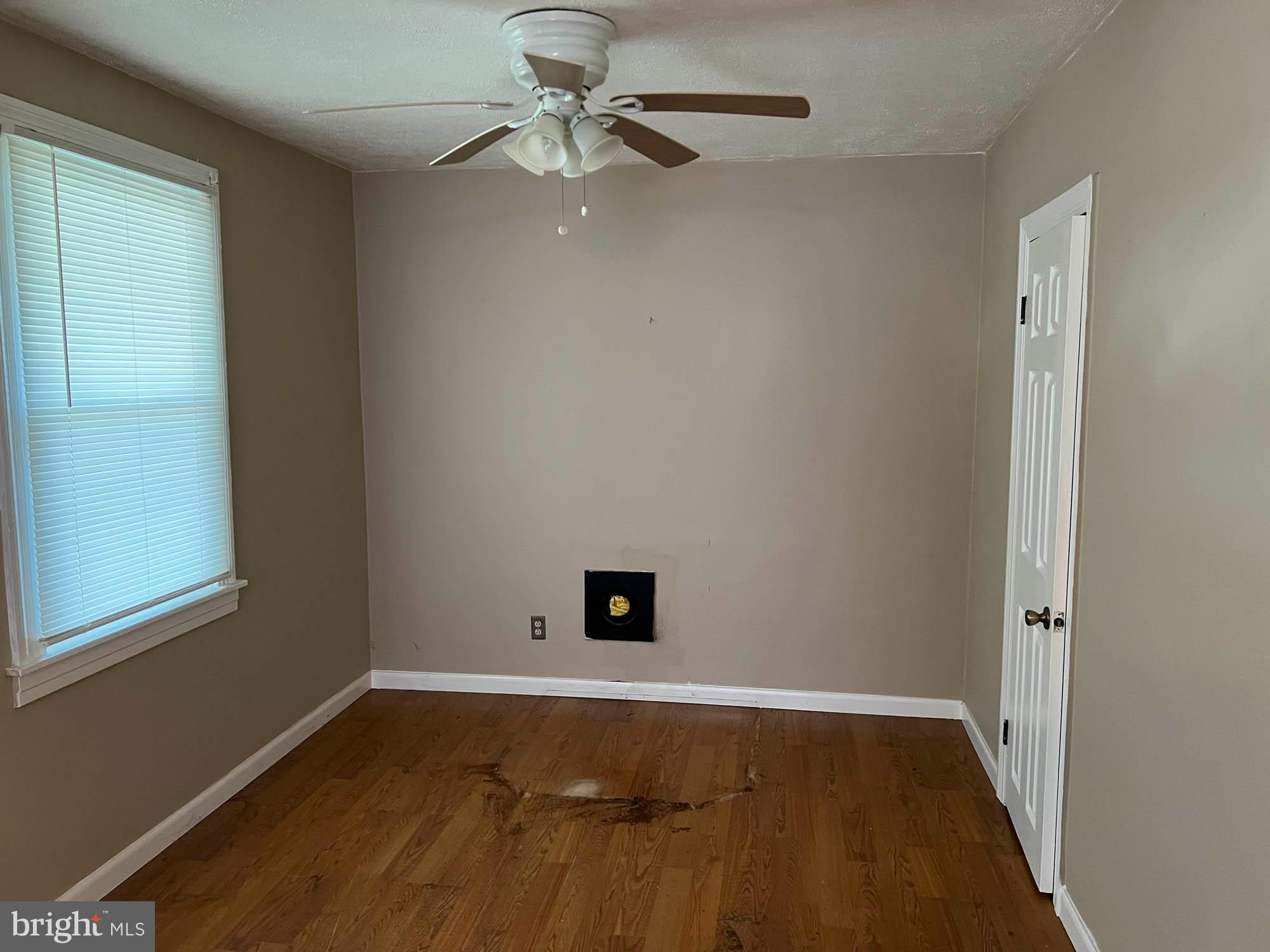 54 Riverside Road Baltimore, MD 21221 - Photo 6 of 14 an empty room with a window