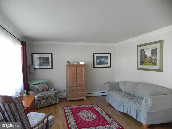 112 Old Point Road Wilmington, DE 19803 - Photo 2 of 20 Living Room