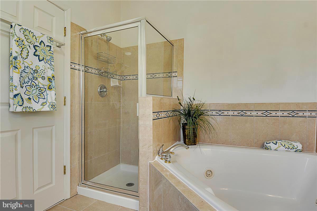 11344 King George Drive, Unit 5 Silver Spring, MD 20902 - Photo 23 of 30 a bathroom with a bathtub