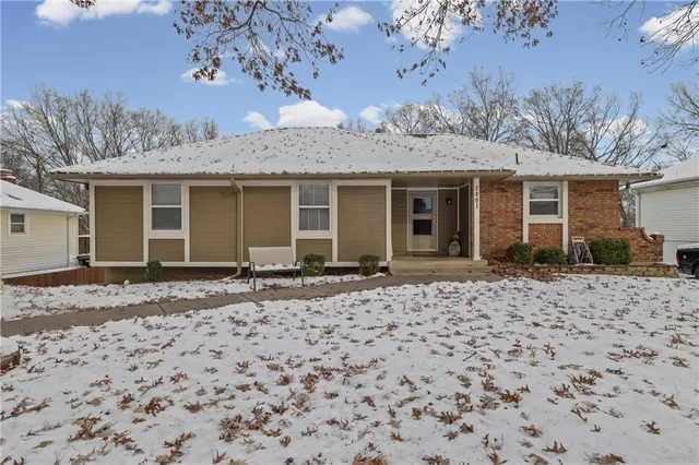 $325,000 | 2401 London Drive, Blue Springs, MO 64015