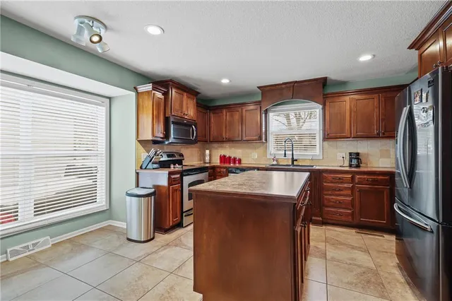 $325,000 | 2401 London Drive, Blue Springs, MO 64015