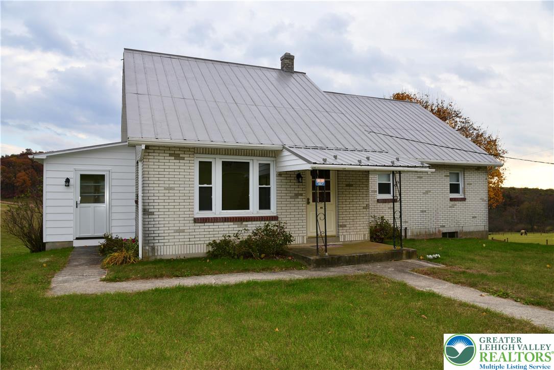 a view of a house with backyard
