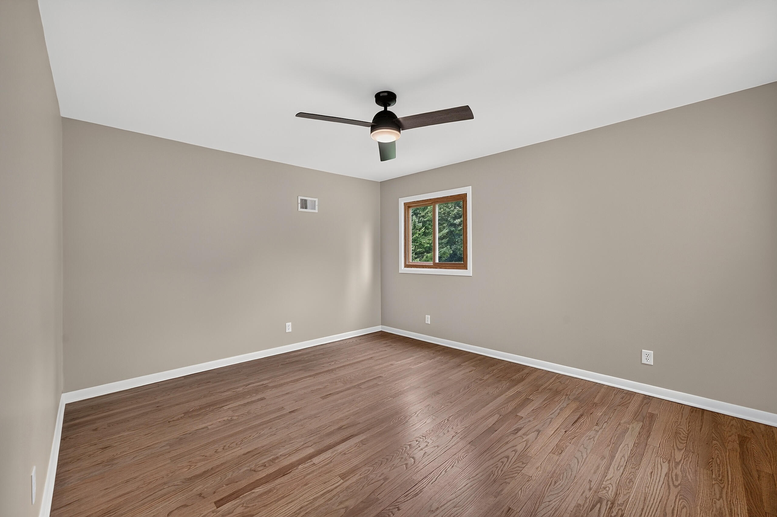 8153 West Holly Road Mequon, WI 53097 - Photo 11 of 42 024_DH100128