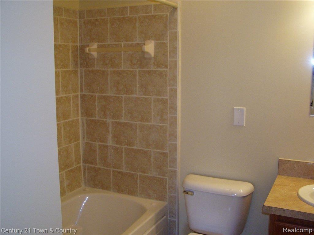 3167 East 11 Mile Road Warren, MI 48092 - Photo 9 of 11 SECOND BATH
