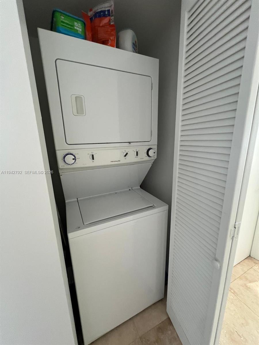 185 Southwest 7th Street, Unit 2601 Miami, FL 33130 - Photo 13 of 17 a utility room with dryer and washer