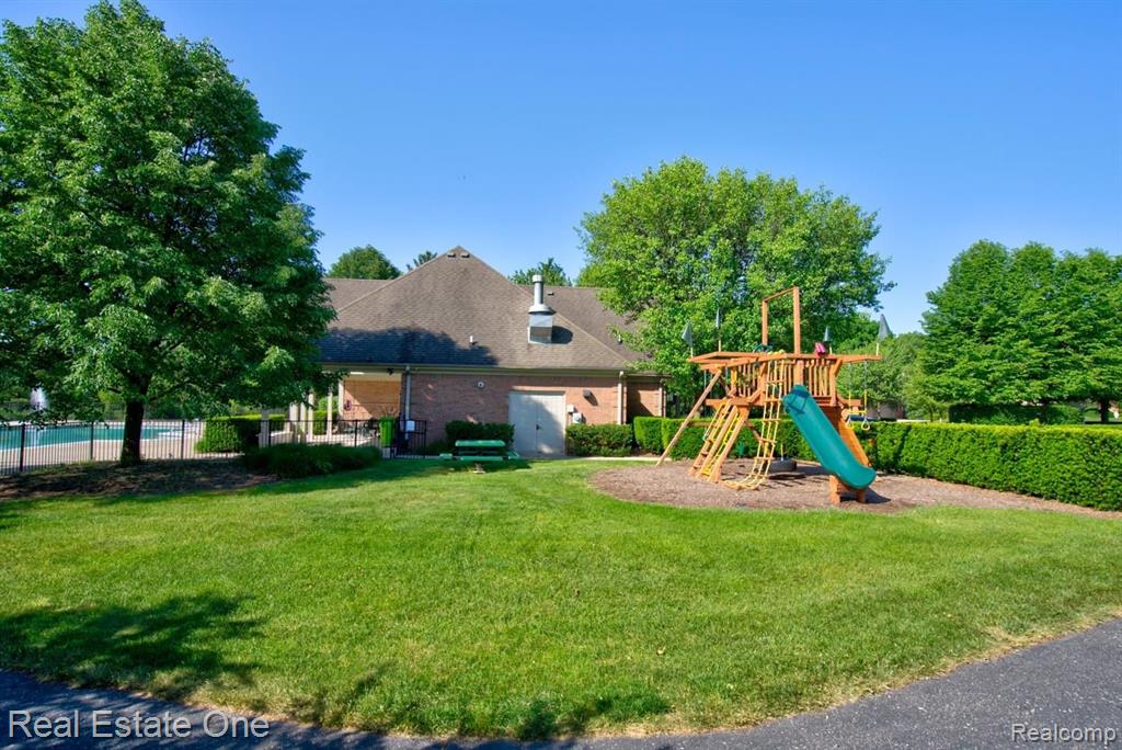 1112 Waycroft Court Rochester, MI 48307 - Photo 52 of 63