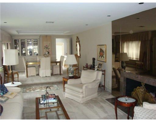 40 Brookway Road Providence, RI 02906 - Photo 4 of 10 Living Room.