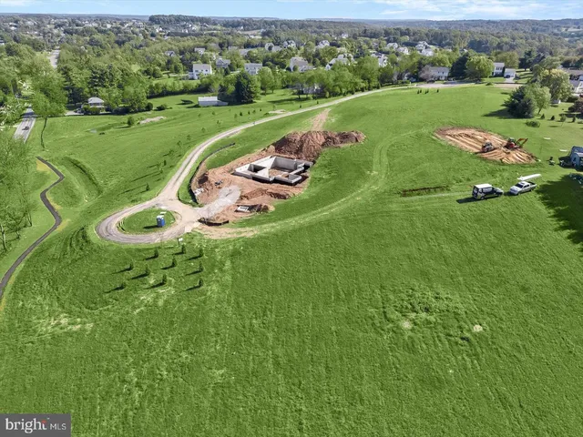 a black and white photo of a living room