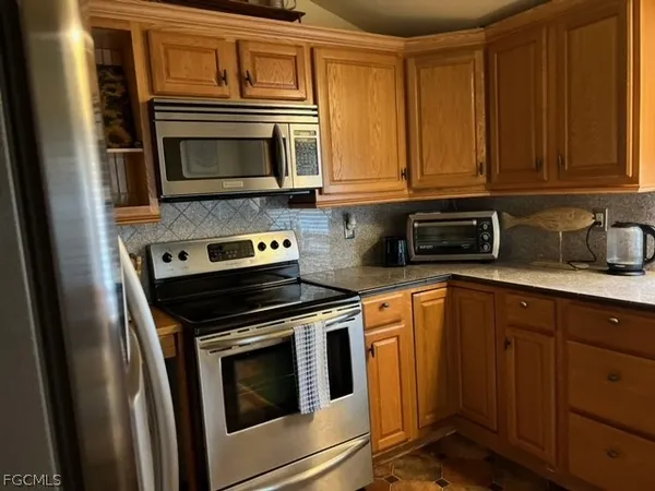 $2,600 | 2579 Second Street, Fort Myers, FL 33901