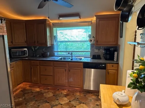 $2,600 | 2579 Second Street, Fort Myers, FL 33901