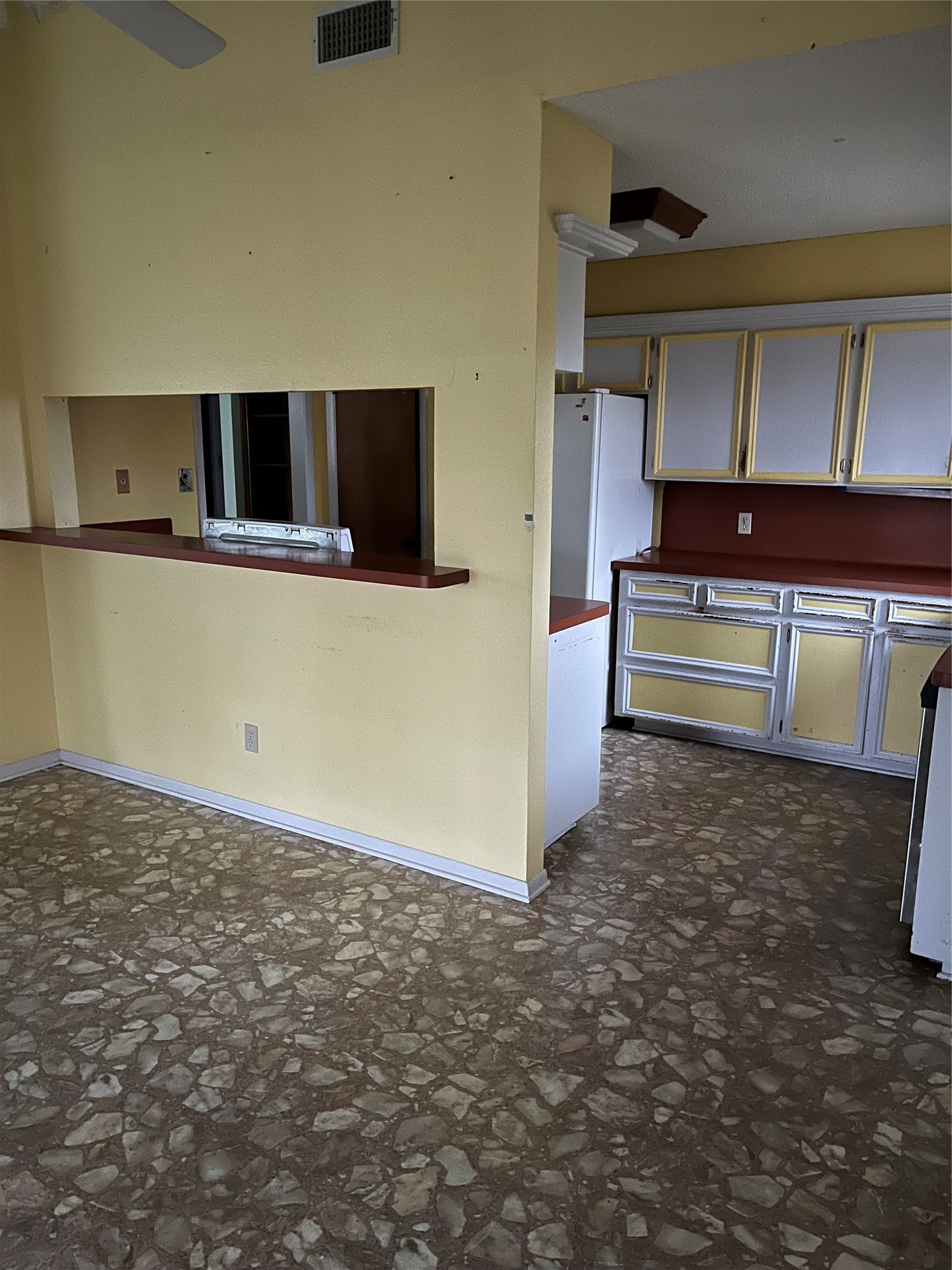 12022 Annette Road, Unit CR657 Angleton, TX 77515 - Photo 6 of 26 a view of room with a small space