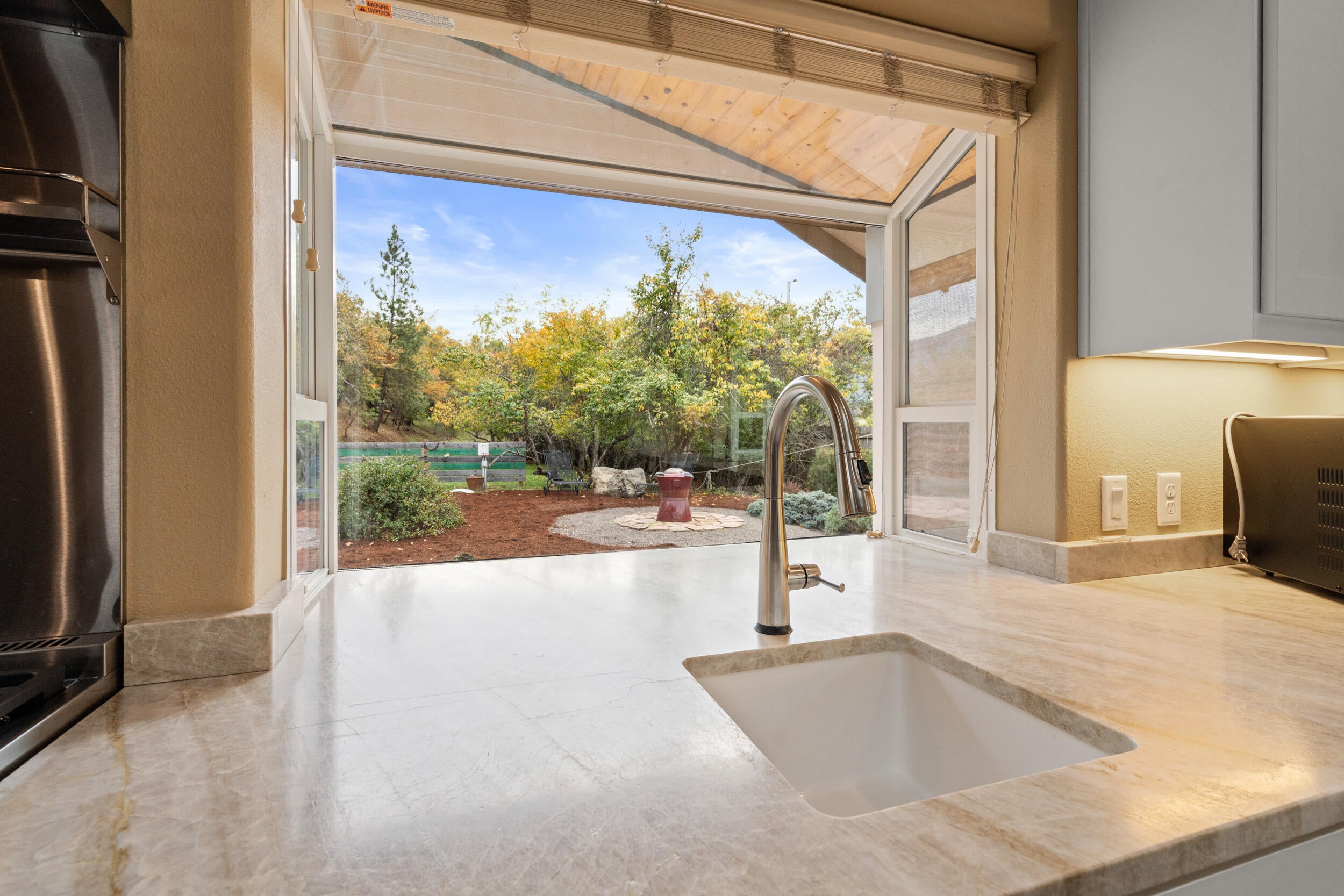 7907 Rapp Lane Talent, OR 97540 - Photo 13 of 57 12_7907-rapp-ln (greg goebelt)-11