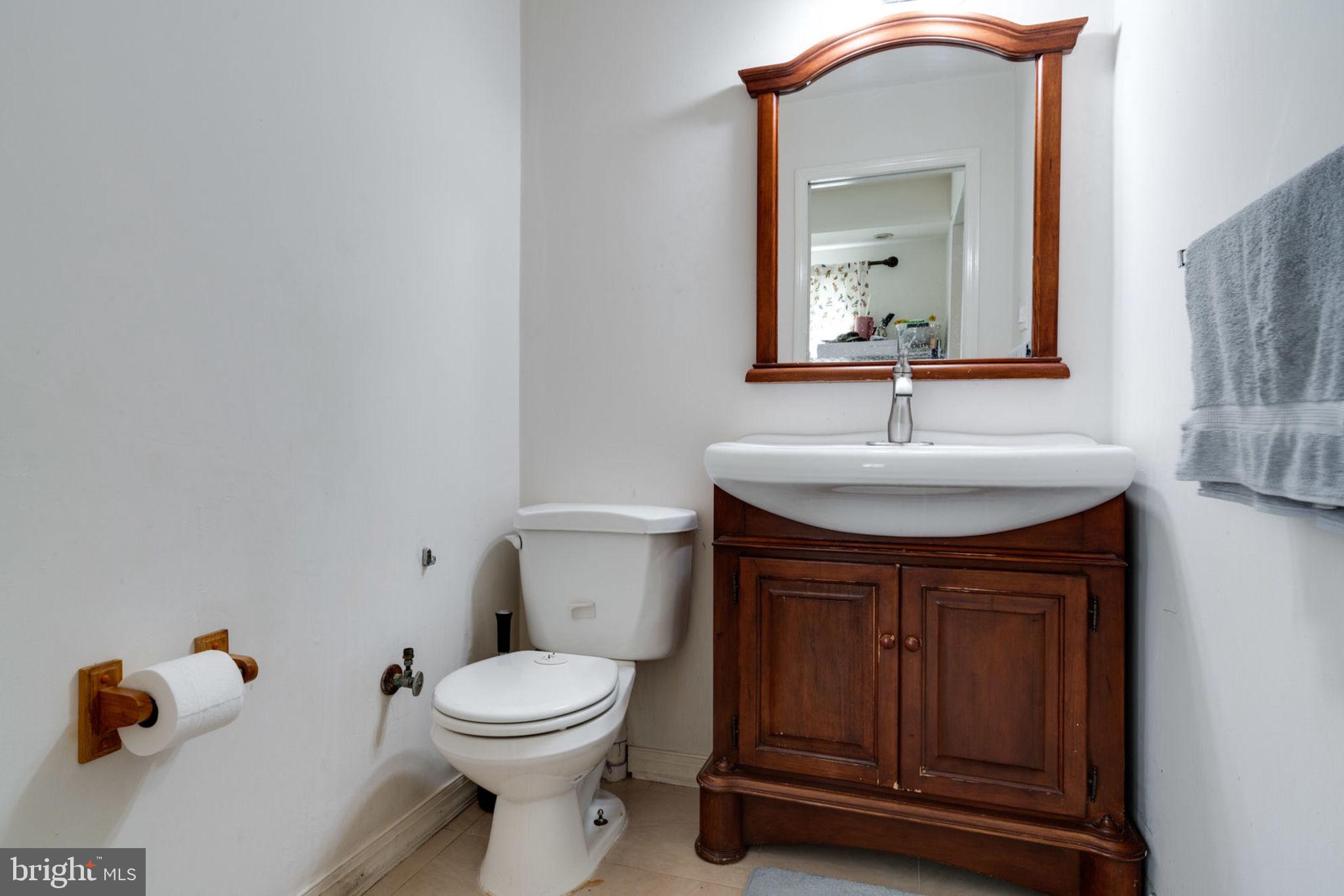6910 Ontario Street Springfield, VA 22152 - Photo 16 of 31 Powder Room