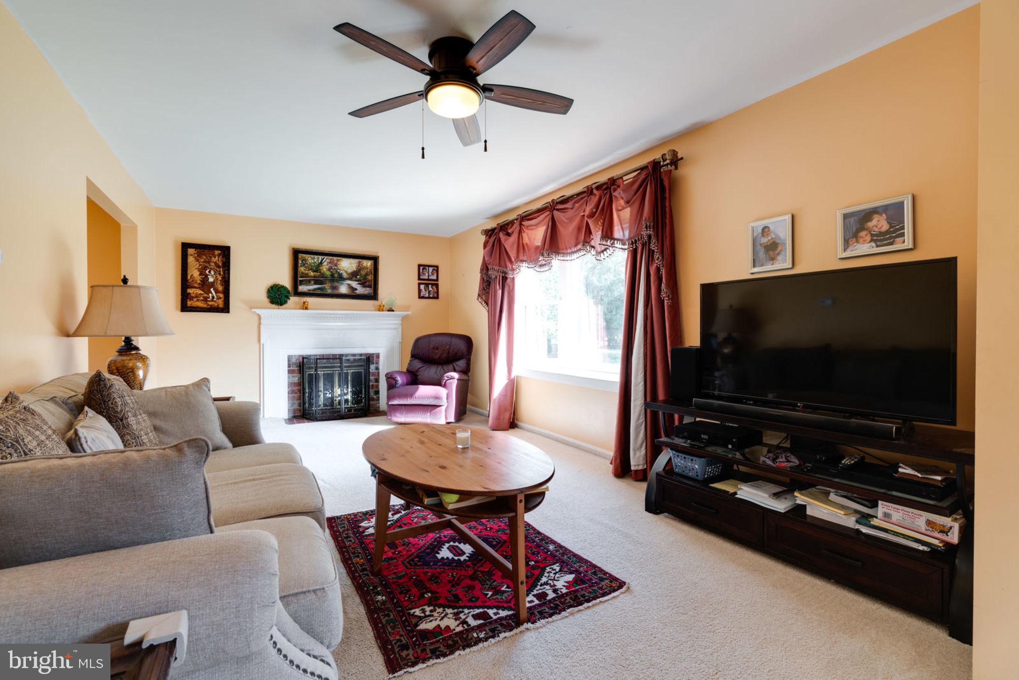 6910 Ontario Street Springfield, VA 22152 - Photo 5 of 31 Living Room