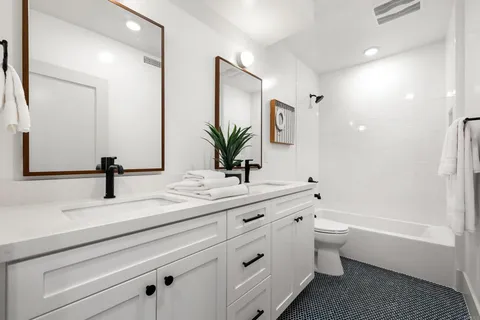 $2,095,000 | 310-326 Chinquapin Avenue, Carlsbad, CA 92008