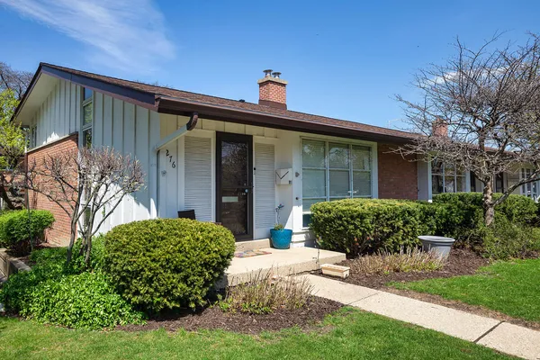 $328,000 | 276 Crestwood Village, Northfield, IL 60093