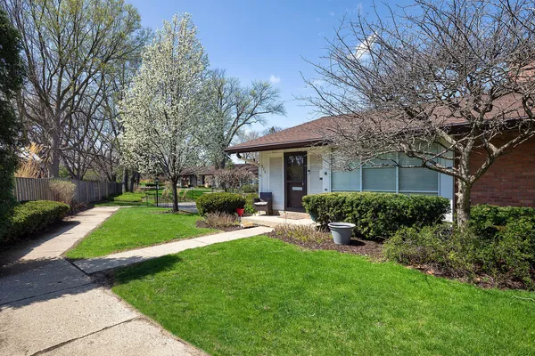 $328,000 | 276 Crestwood Village, Northfield, IL 60093