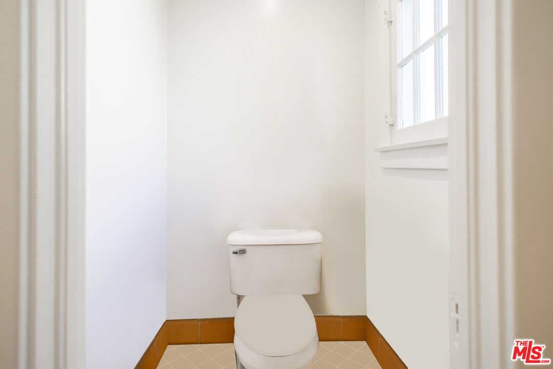 2715 Cridge Street Riverside, CA 92507 - Photo 16 of 25 a bathroom with a toilet