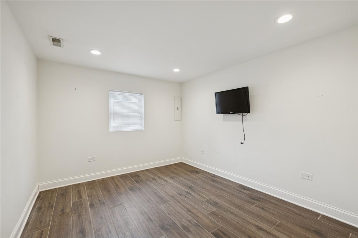 642 West 35th Street Chicago, IL 60616 - Photo 11 of 20 a view of a room with wooden floor and natural light