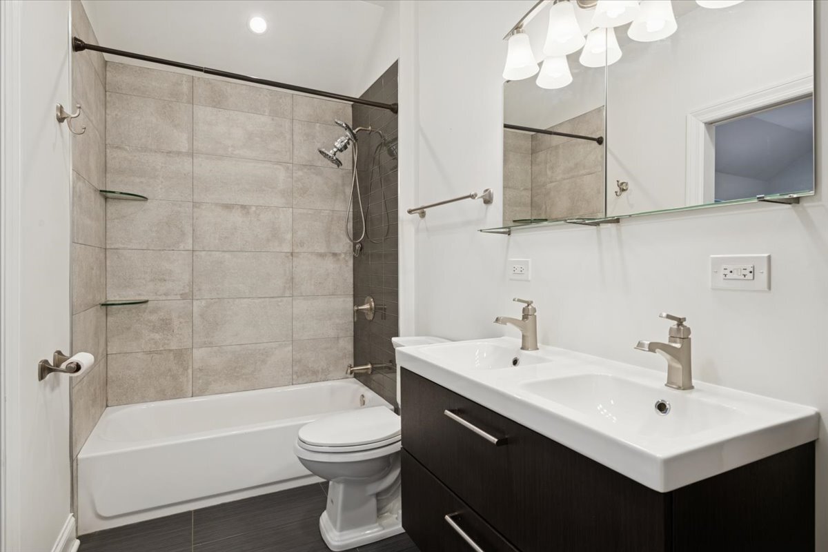 642 West 35th Street Chicago, IL 60616 - Photo 5 of 20 a bathroom with a sink a toilet and bathtub