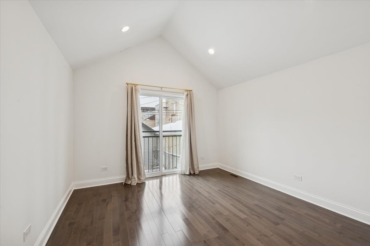 642 West 35th Street Chicago, IL 60616 - Photo 9 of 20 an empty room with wooden floor and windows