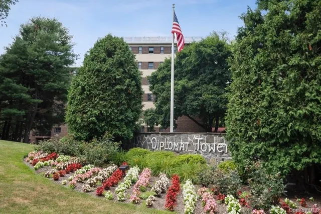 $279,000 | 100 Diplomat Drive, Unit 5H, Mount Kisco, NY 10549