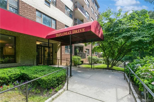 $279,000 | 100 Diplomat Drive, Unit 5H, Mount Kisco, NY 10549
