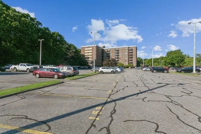 $279,000 | 100 Diplomat Drive, Unit 5H, Mount Kisco, NY 10549