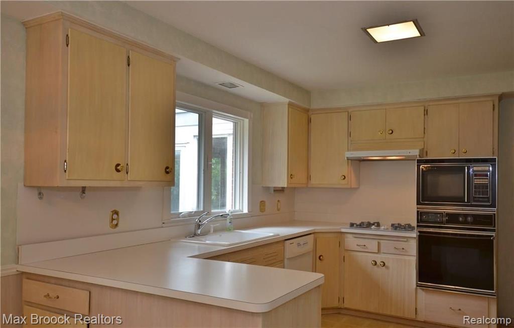 18900 Riverside Drive Beverly Hills, MI 48025 - Photo 2 of 19