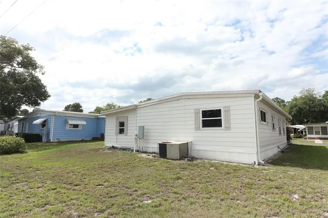 a view of a house with backyard