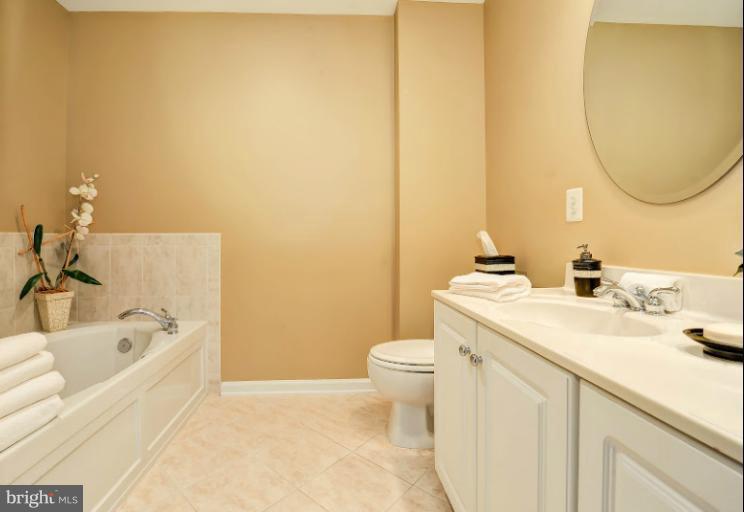 819 Capitol Square Place Southwest Washington, DC 20024 - Photo 2 of 30 Bath (Master)