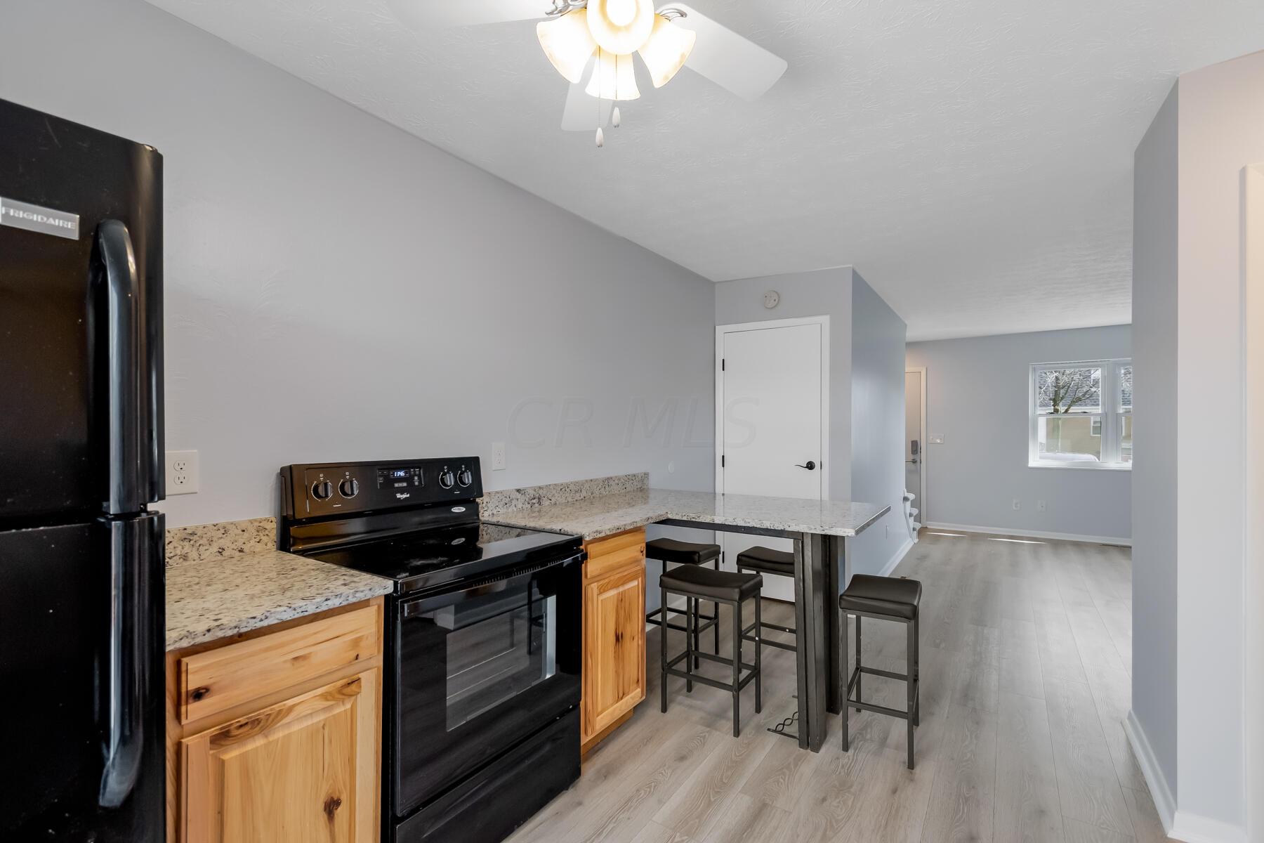 559 Harding Lane Delaware, OH 43015 - Photo 10 of 38 Bar