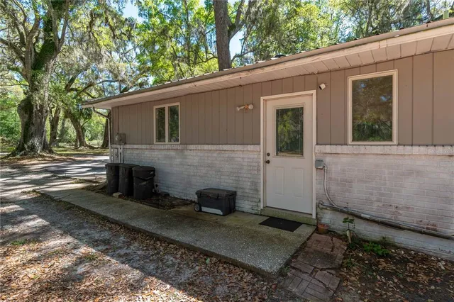 a view of a house with backyard and garden