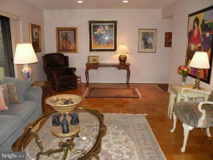 200 Cross Keys Road, Unit R49 Baltimore, MD 21210 - Photo 3 of 14 Living Room #2