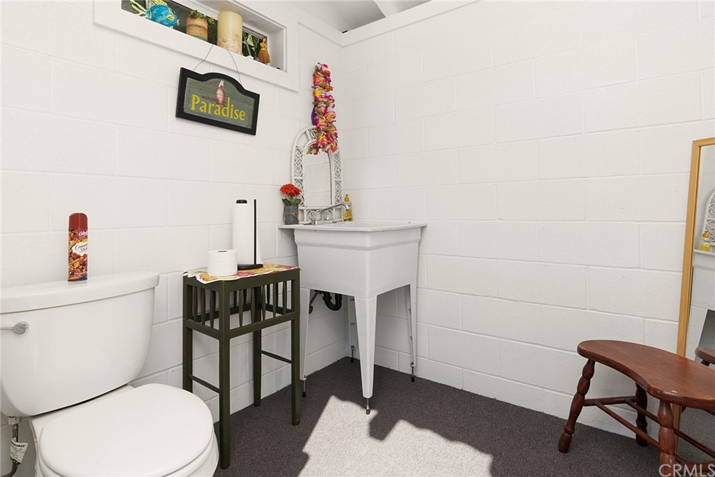 31500 Britton Circle Temecula, CA 92591 - Photo 16 of 68 a bathroom with a toilet a sink and a mirror