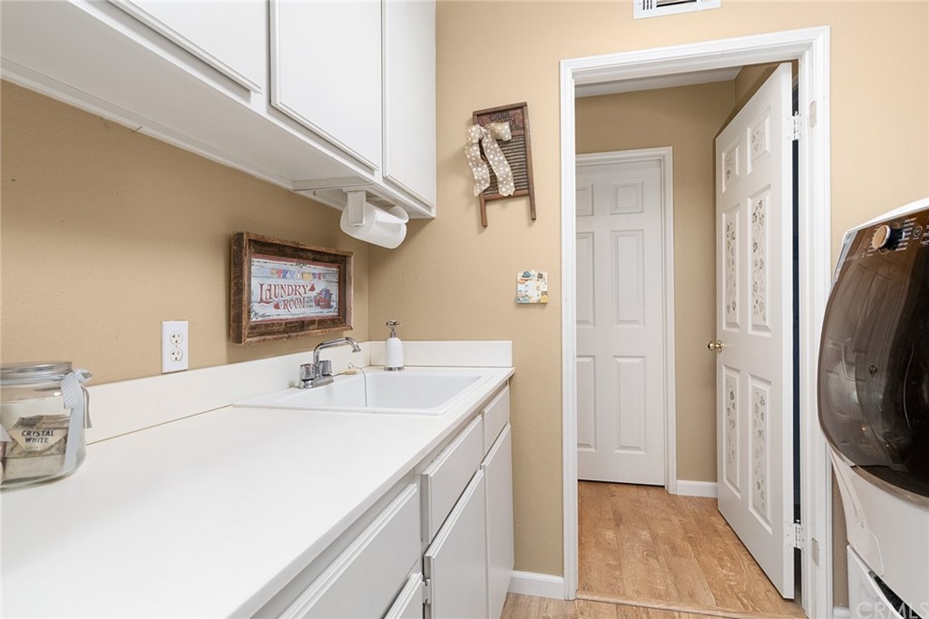 31500 Britton Circle Temecula, CA 92591 - Photo 19 of 68 a en suite bathroom with a sink a mirror and a shower