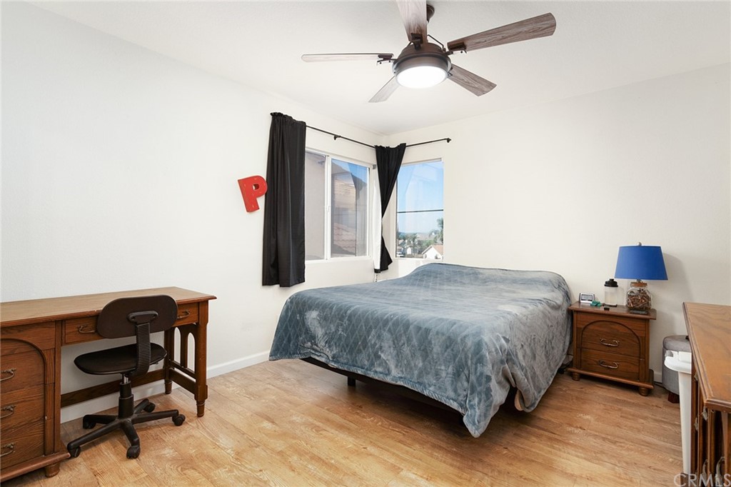 31500 Britton Circle Temecula, CA 92591 - Photo 29 of 68 a bedroom with a bed a desk and chair