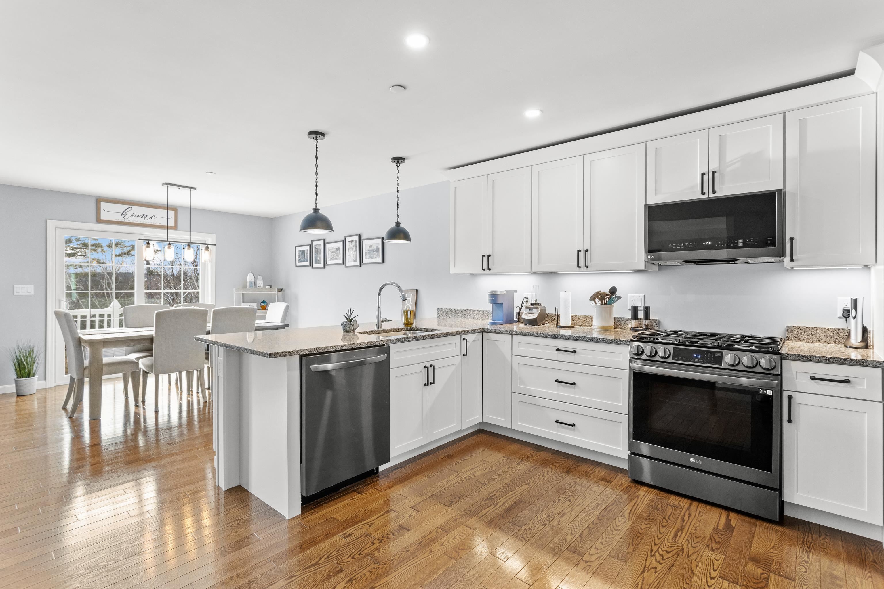 55 Forestedge Way Manchester, NH 03102 - Photo 7 of 41