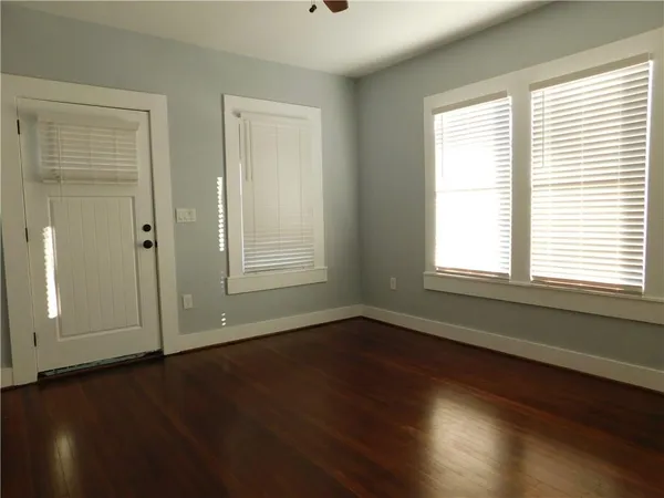 $2,450 | 210 East 6th Street, Dallas, TX 75203