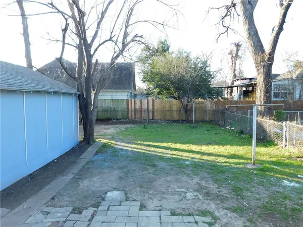 $2,450 | 210 East 6th Street, Dallas, TX 75203