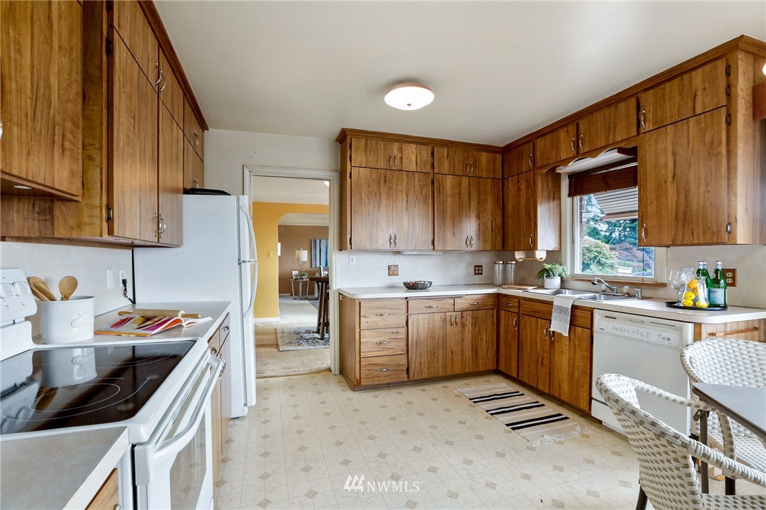 443 View Ridge Drive Everett, WA 98203 - Photo 17 of 35 a kitchen with a sink stove and cabinets